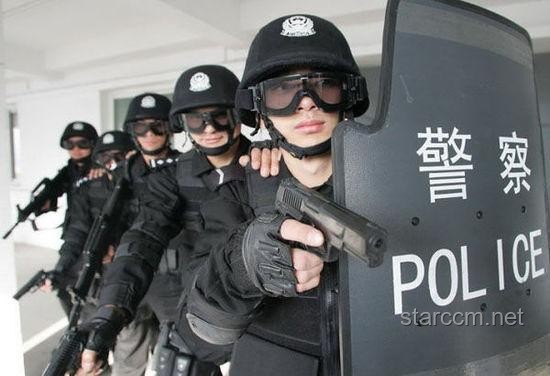 1米97小伙勇助警攔截逃竄男子：公民參與治安的新典范