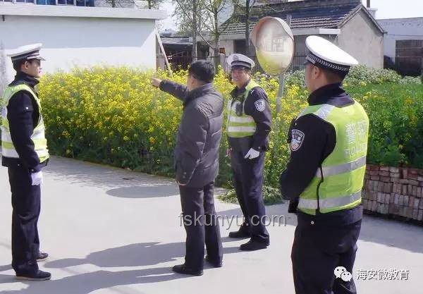 1米97小伙協(xié)助警察攔截逃竄男子：高效協(xié)作方案