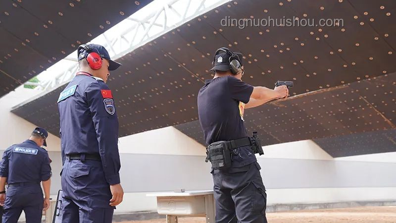 1米97小伙與警察：身體攔截逃竄男子效果對(duì)比