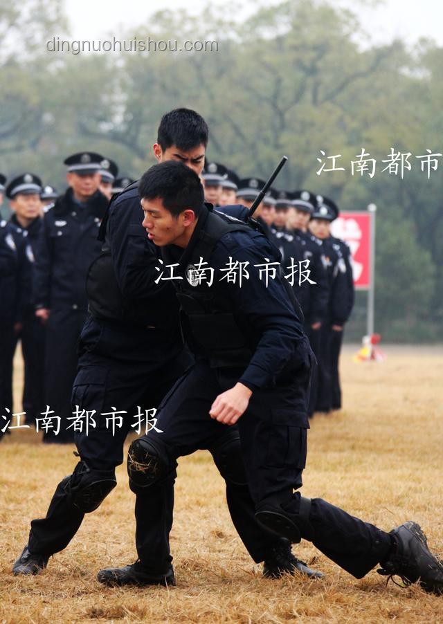 1米97小伙與警察：身體攔截逃竄男子效果對(duì)比