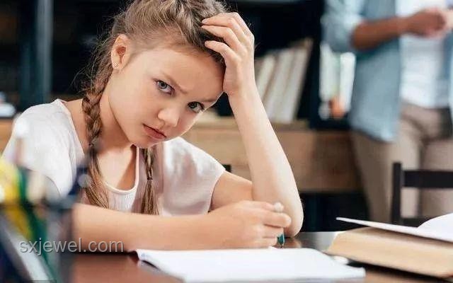 父親舉張凌赫立牌接高考女兒：親情表達(dá)方式的對(duì)比分析