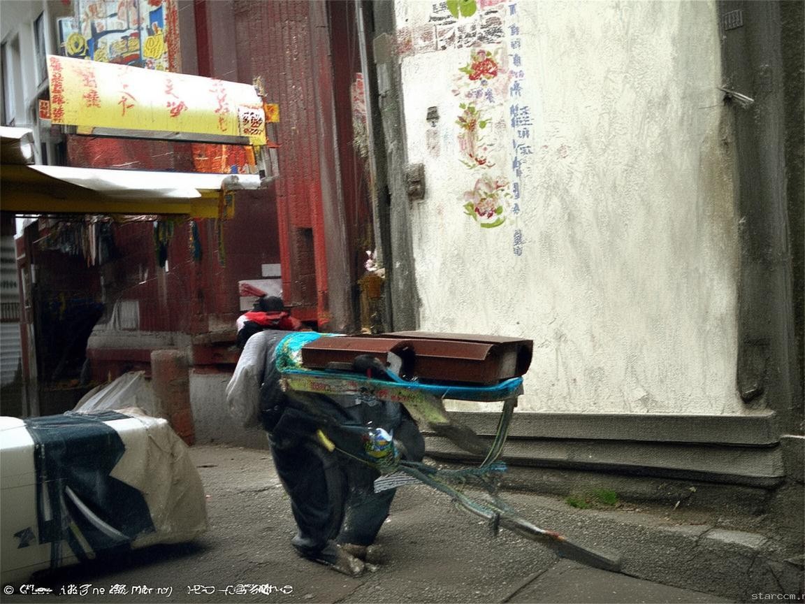未名湖水售賣現(xiàn)象與北大立場(chǎng)對(duì)比