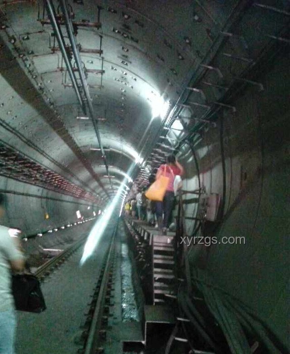 火車經(jīng)過隧道乘客被煤灰吹黑：原因、影響與防治策略
