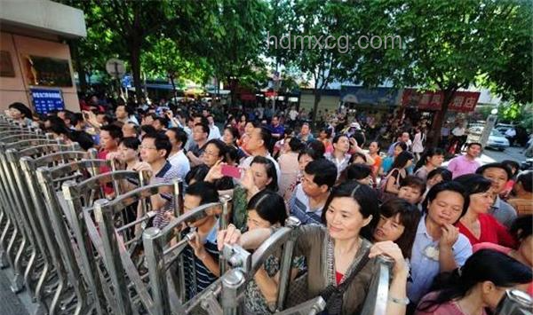 考場(chǎng)外的創(chuàng)意陪伴：家長(zhǎng)們考場(chǎng)外花樣整活記