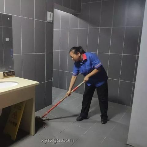 凌晨4點(diǎn)半便利店自助餐體驗(yàn)：從黑夜到黎明的美食之旅