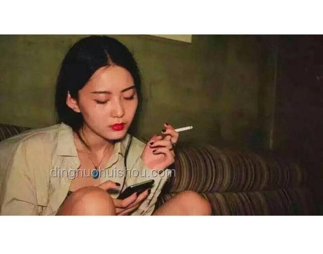 程瀟給前任發(fā)信息秒回背后的情感與溝通