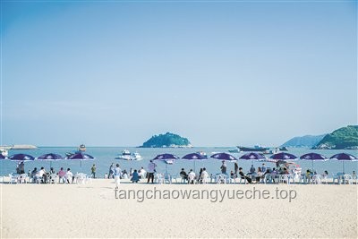 “牛奶湖”游客排隊接奶：創(chuàng)新文旅項目背后的深度分析