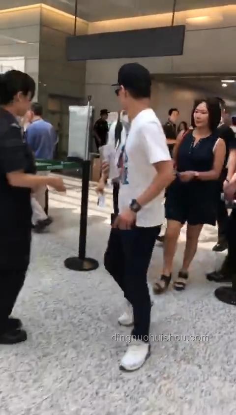 閆妮送外賣偶遇事件解析，明星接地氣引熱議