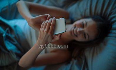 女子久坐刷手機致眼中風預防指南