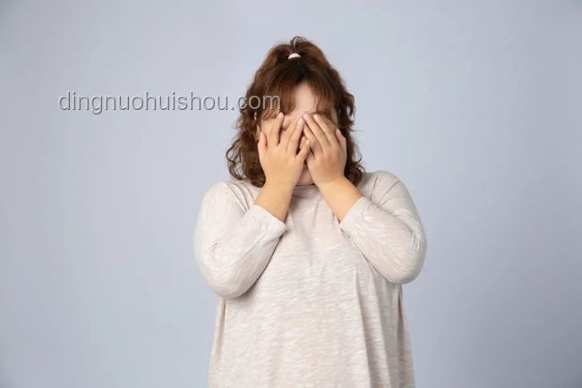 長時間刷手機或致眼中風(fēng)趨勢加劇