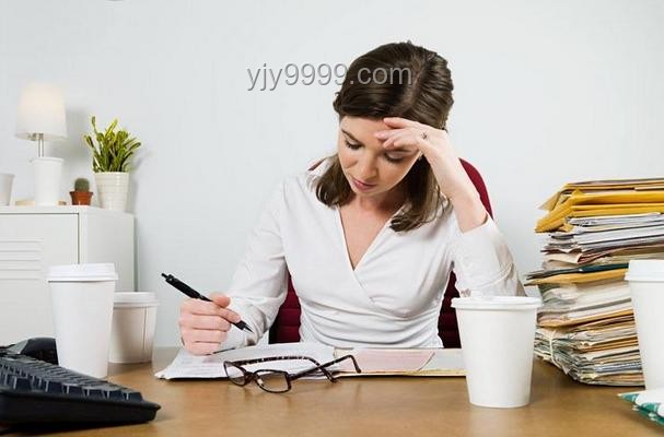 女子久坐刷手機致眼中風預防指南
