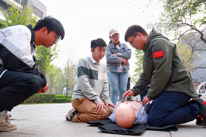 重慶學生被大爺手銬銬住事件：公民權利與私力救濟邊界