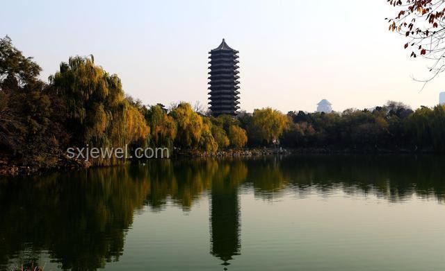 北大未名湖湖水商業(yè)化趨勢(shì)預(yù)測(cè)：校園資源管理新挑戰(zhàn)