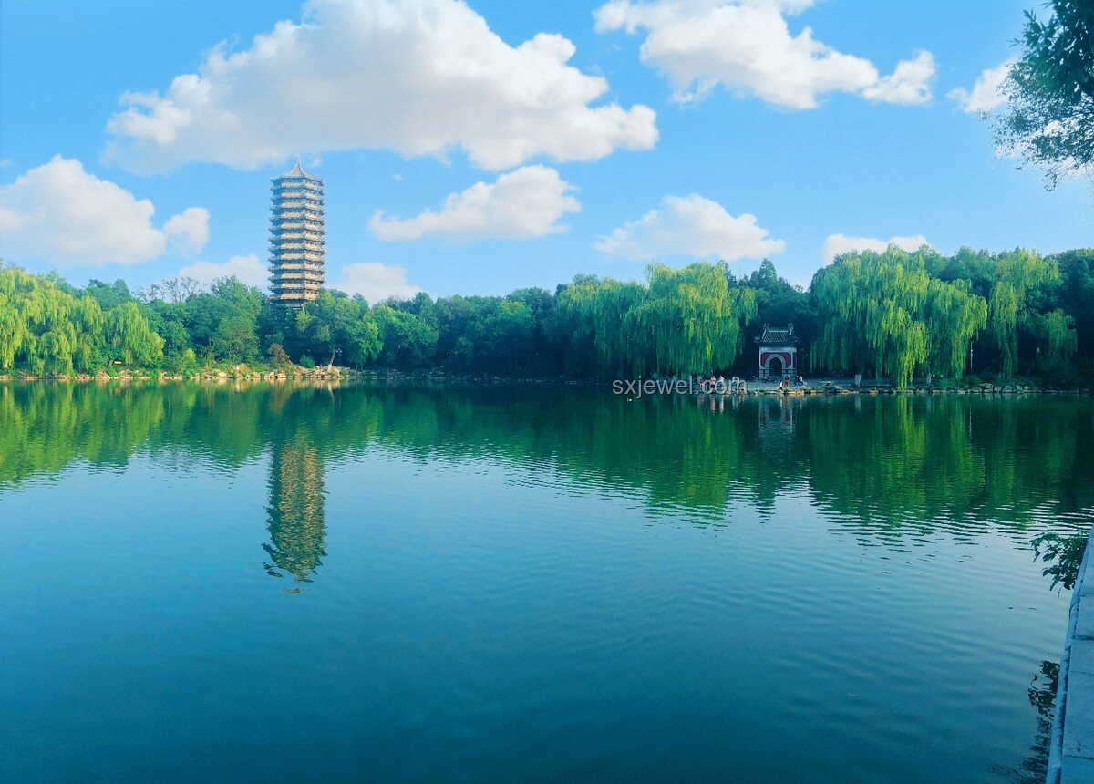 北大未名湖湖水商業(yè)化趨勢(shì)預(yù)測(cè)：校園資源管理新挑戰(zhàn)