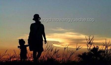 高考結(jié)束男生祭母：情感與成長(zhǎng)的力量