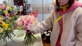 媽媽帶頂流Labubu花束接高考女兒VS傳統(tǒng)接考方式