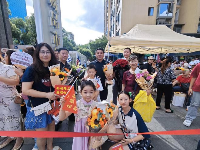 媽媽頂流Labubu花束迎接高考女兒，愛的獨(dú)特表達(dá)??