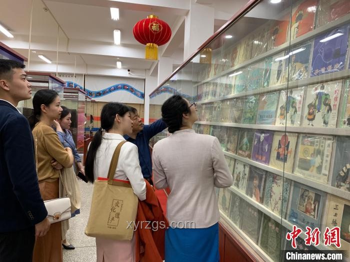 甜馨分享父母舊照引發(fā)的輿論對比：明星情感與公眾期待