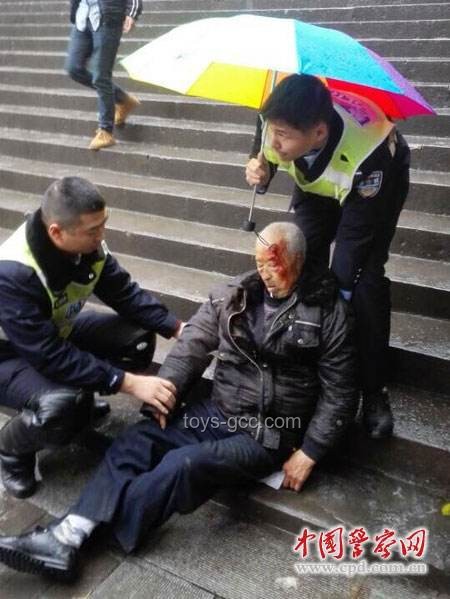 重慶街頭學(xué)生被銬事件：老人行為與社會(huì)反應(yīng)的深度對(duì)比
