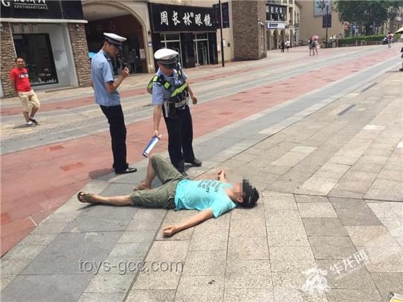 重慶街頭學(xué)生被銬事件：老人行為與社會(huì)反應(yīng)的深度對(duì)比