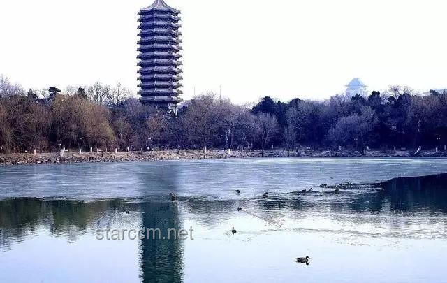 未名湖水售賣現(xiàn)象與北大立場(chǎng)對(duì)比