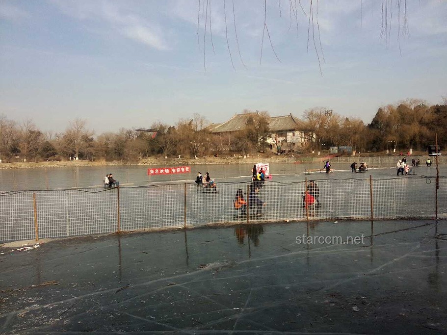 未名湖水售賣現(xiàn)象與北大立場(chǎng)對(duì)比