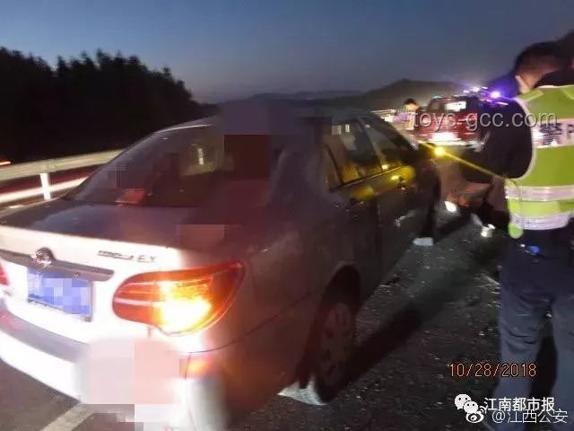 年輕生命的消逝：與汽車相撞，19歲摩托車手墜海身亡的警示