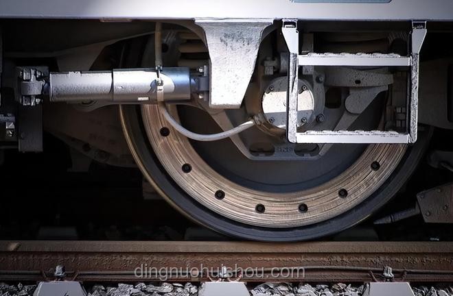 火車行駛與鐵軌磨損：為何現(xiàn)實(shí)影響看似不大？
