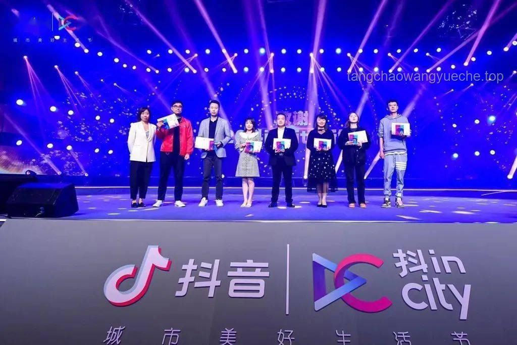 抖音畢業(yè)歌會：大學(xué)生放心趴上的創(chuàng)新盛宴，跨界融合新探索