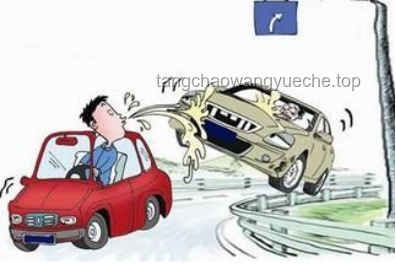 開車陋習警示：腳伸窗外玩手機駕駛極度危險