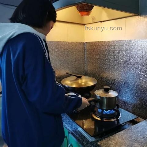 高考后自立女生形象引領(lǐng)新風(fēng)尚，未來趨勢展望