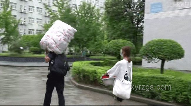 高考后行囊新徑：女生挑行李啟發(fā)的創(chuàng)新物流構(gòu)想