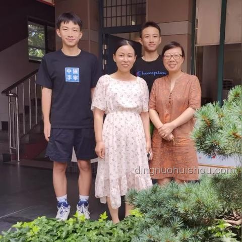 雙胞胎感恩教育現(xiàn)象透視：家庭教育價值觀與行業(yè)影響