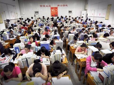 雙胞胎考場外跪謝爺爺：感恩教育實操指南