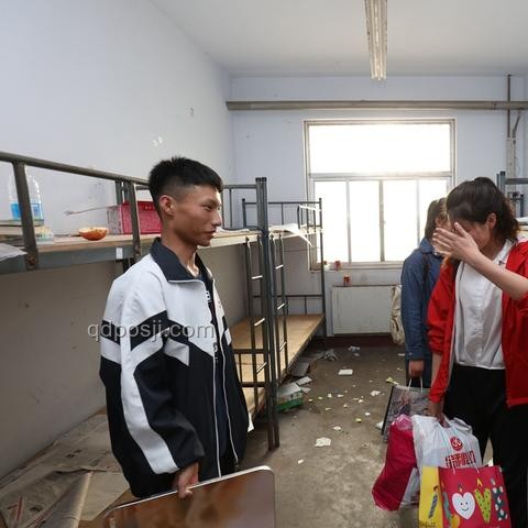 高考結(jié)束挑行李回家的女生如何高效安全搬運行李