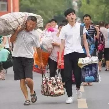 高考結(jié)束挑行李回家的女生如何高效安全搬運行李