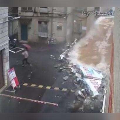 違停車堵住消防通道，群眾合力掀翻：消防安全意識普及