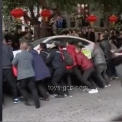 違停車堵住消防通道，群眾合力掀翻：消防安全意識普及