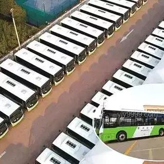 男子腳伸車窗外邊玩手機邊開車：危險行為糾正指南