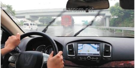 男子腳伸車(chē)窗外邊玩手機(jī)邊開(kāi)車(chē)：危險(xiǎn)行為深度剖析
