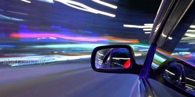 男子腳伸車(chē)窗外邊玩手機(jī)邊開(kāi)車(chē)：危險(xiǎn)行為深度剖析