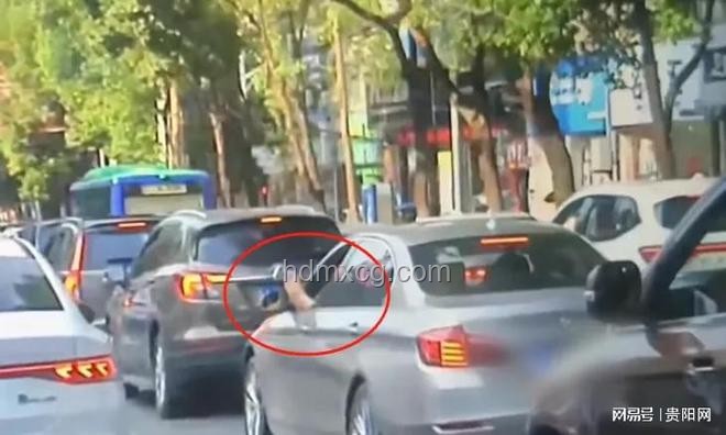 開車陋習(xí)整治：腳伸窗外玩手機(jī)駕駛趨勢(shì)預(yù)測(cè)