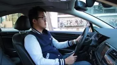 開車陋習(xí)整治：腳伸窗外玩手機(jī)駕駛趨勢(shì)預(yù)測(cè)