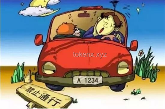 男子開(kāi)車陋習(xí)透視：腳伸窗外玩手機(jī)，行車安全新挑戰(zhàn)