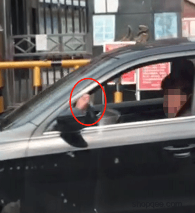 開車禁忌：腳伸窗外玩手機，危險行為大揭秘