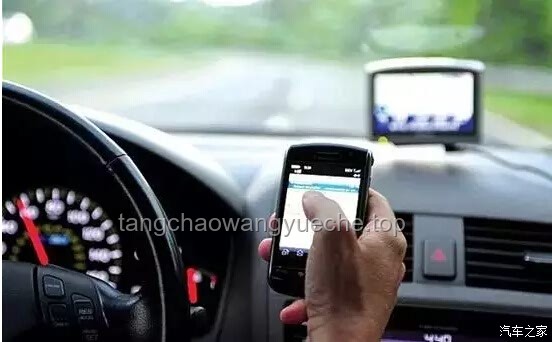 男子開車伸腳窗外玩手機(jī)解決方案