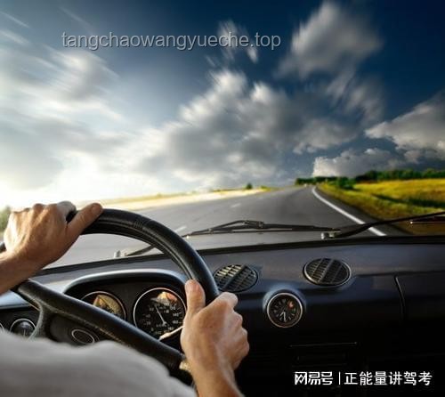 男子開車伸腳窗外玩手機(jī)解決方案