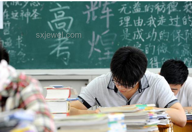 高考后挑行李回家的女生：婉拒資助，自立自強的青春贊歌