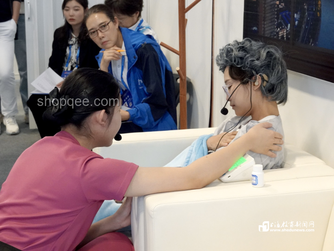 高考后挑行李女生與接受資助者的選擇對比