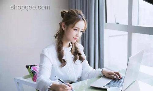高考后挑行李女生與接受資助者的選擇對比